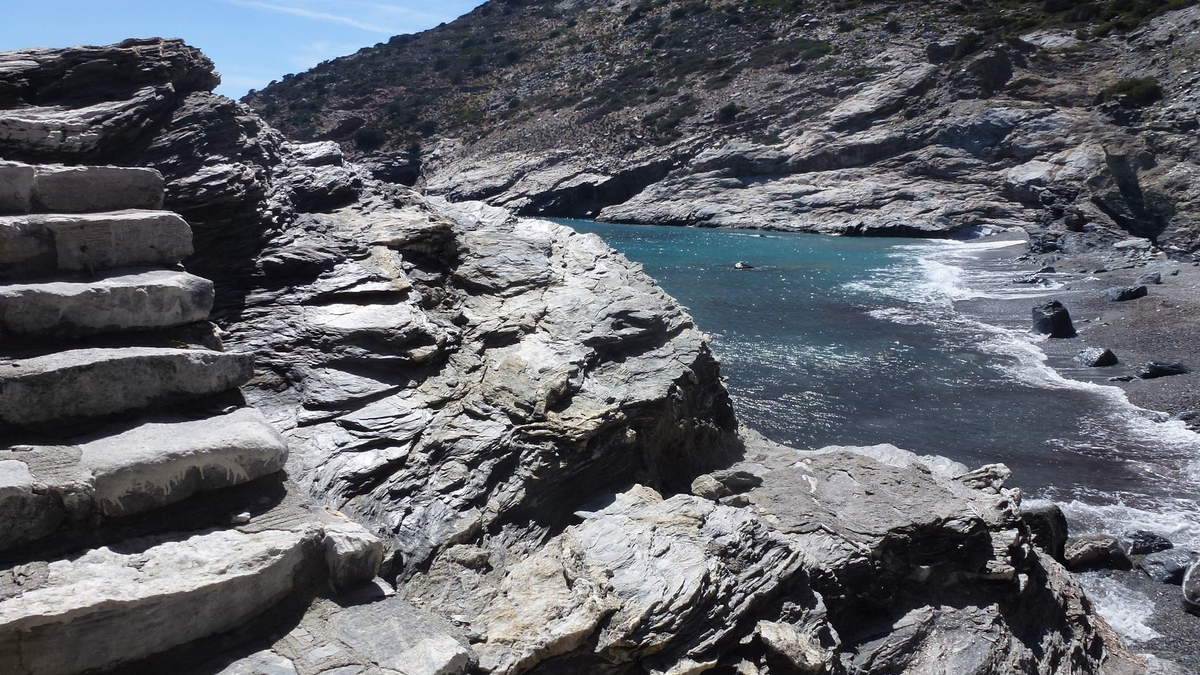 Plage de Mourou, ses eaux diaphanes lancent une invite incontournable, il règne un charme exotique, vision perdue dans les profondeurs de l'Egée Sud