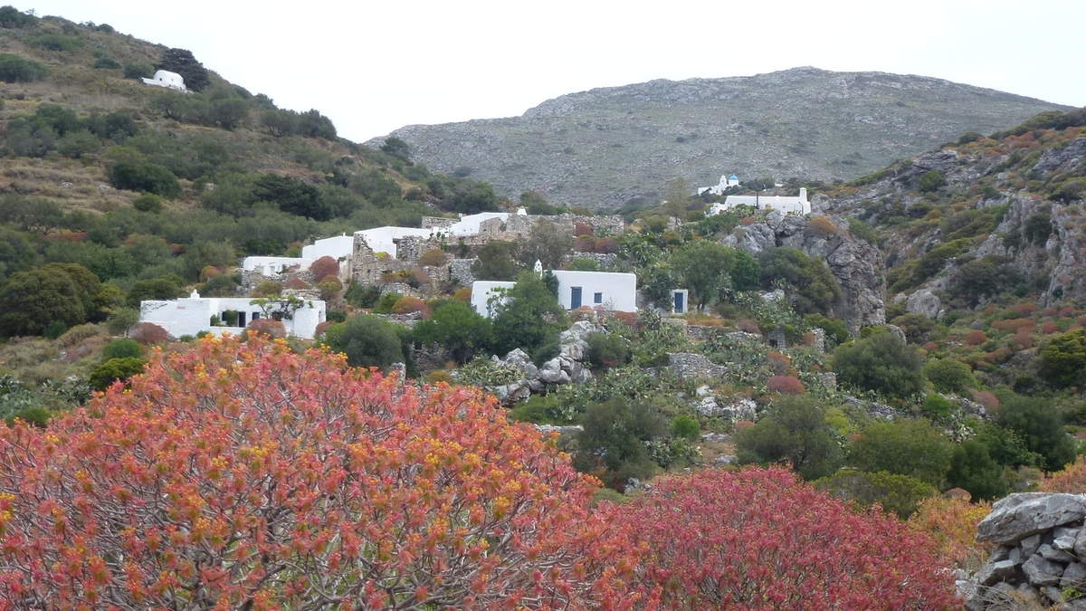 Village de Stroumbos aggripé aux rochers au dessus du ravin offre une vue panoramique sur le paysage 