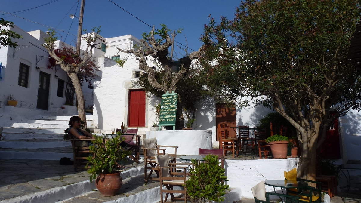 Le café d'antan de Kora pour un café frappé, un retsina ou un raki mela