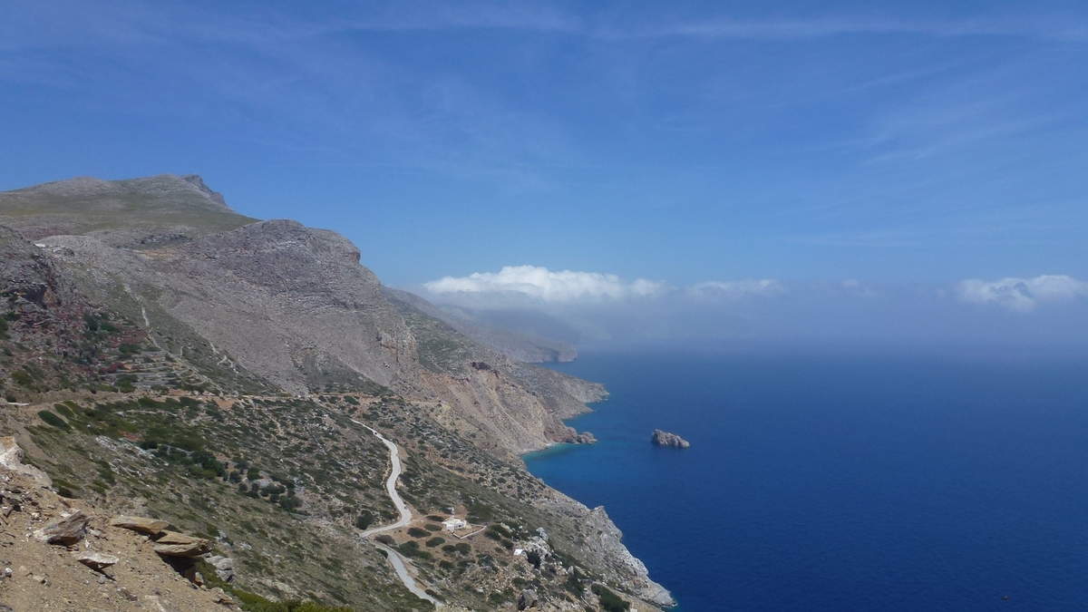 Ile paisible aux paysages sauvages, d'une extraordinaire beauté, aux villages encore intactes et aux criques isolées