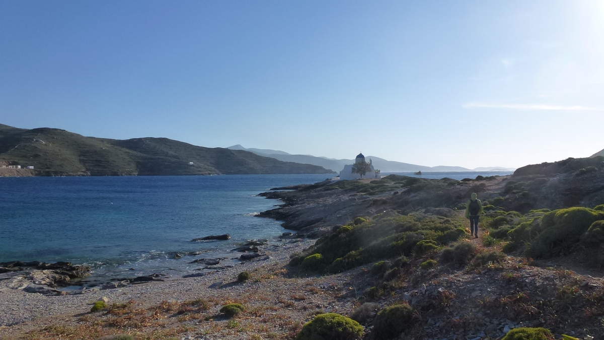 Ballade en direction de la chapelle Aghios Pandélémonas, une petite baie de rêve où les cultures frôlent la mer