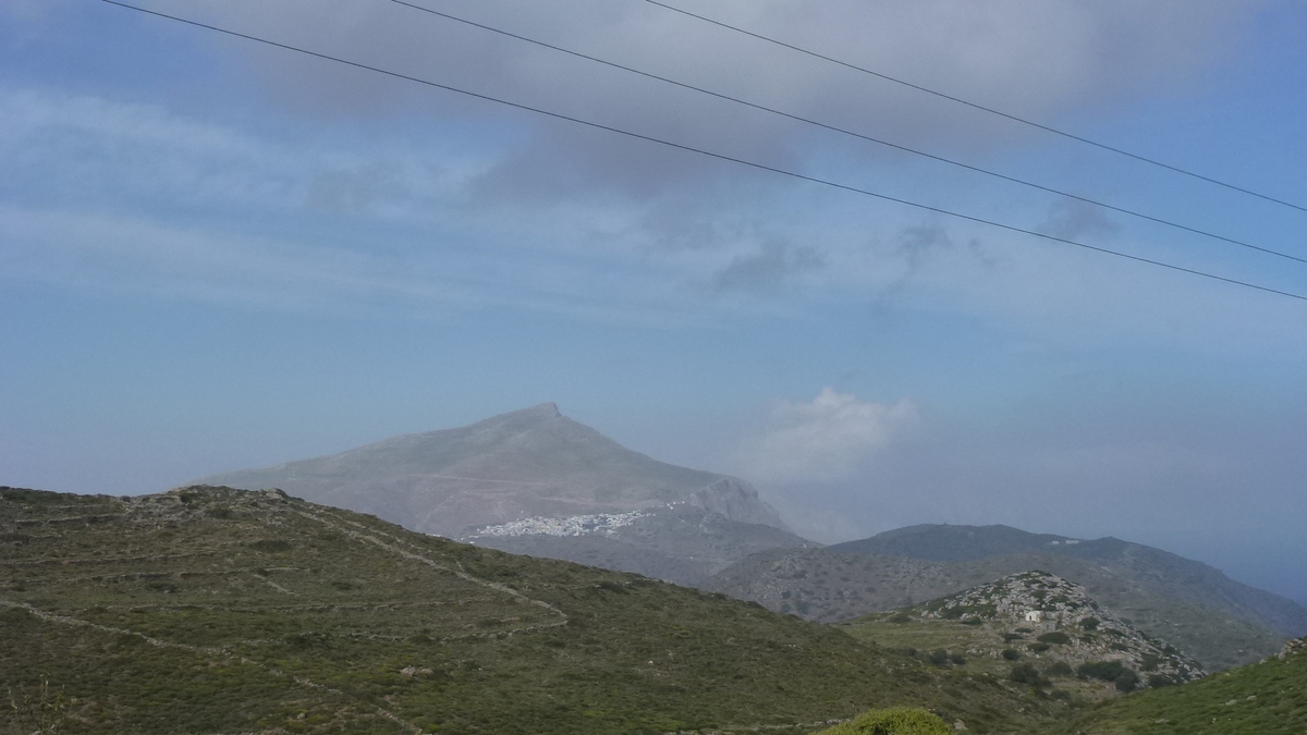 Traversée par une chaîne montagneuse qui culmine à 821m