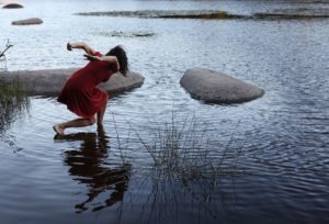 Les Furieuses - Brigitte danse les pieds dans une rivière