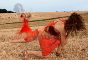 Stages Danse Théâtre - Multiples Brigittes en rouge dansent dans un champ