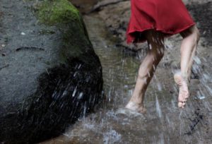 Stages Danse Théâtre - Les Furieuses - Danser avec l'eau dans une rivière